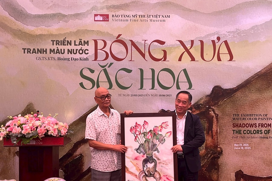 GS.KTS Hoàng Đạo Kính hoài niệm với "Bóng xưa - Sắc hoa"