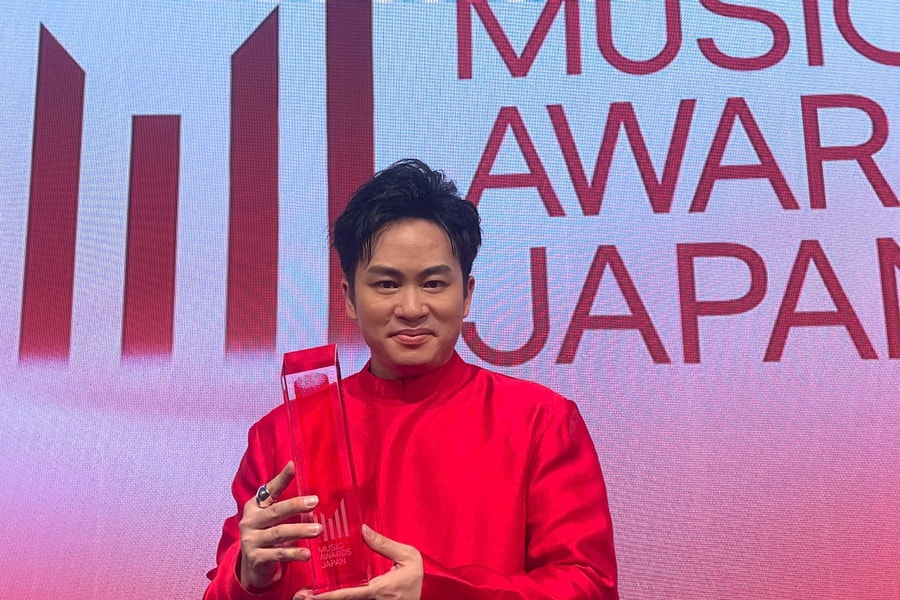 Tùng Dương mặc áo dài, hát "Một vòng Việt Nam" tại Lễ trao giải thưởng Âm nhạc Nhật Bản