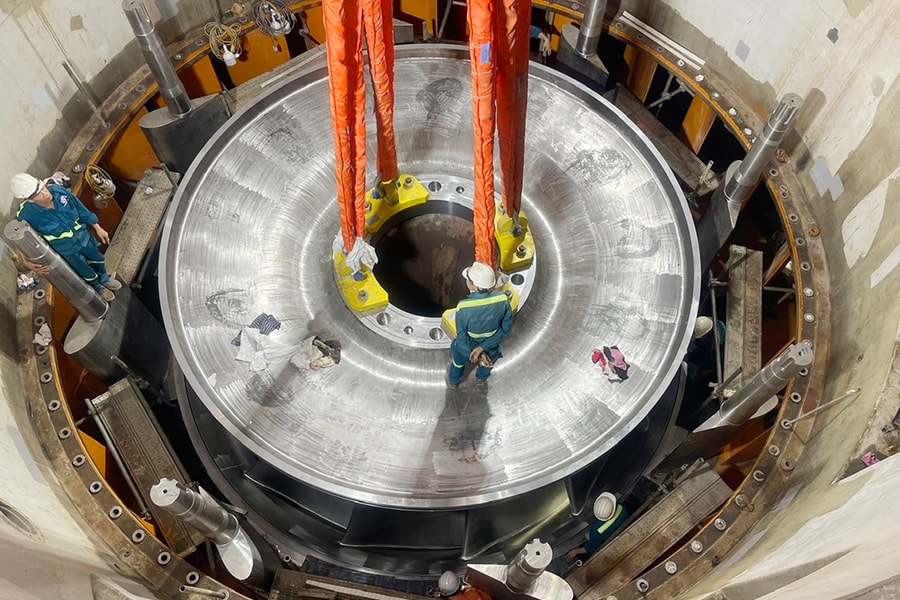 Hạ đặt thành công bánh xe công tác 110 tấn tại dự án Nhà máy Thủy điện Hòa Bình mở rộng