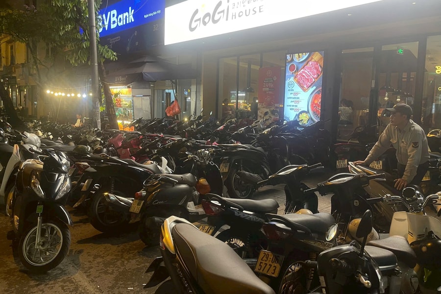 Từ "ông lớn" Golden Gate đến "tân binh" trà sữa Bông Biêng đều chiếm dụng vỉa hè để phục vụ hoạt động kinh doanh