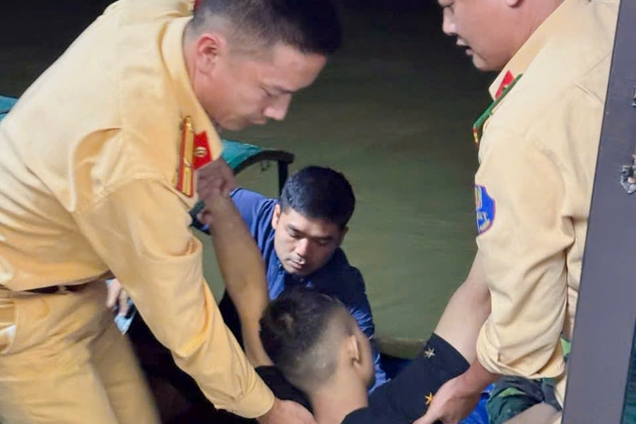 Cảnh sát đường thuỷ Hà Nội phối hợp Nhân dân cứu thanh niên đuối nước trên sông Đuống