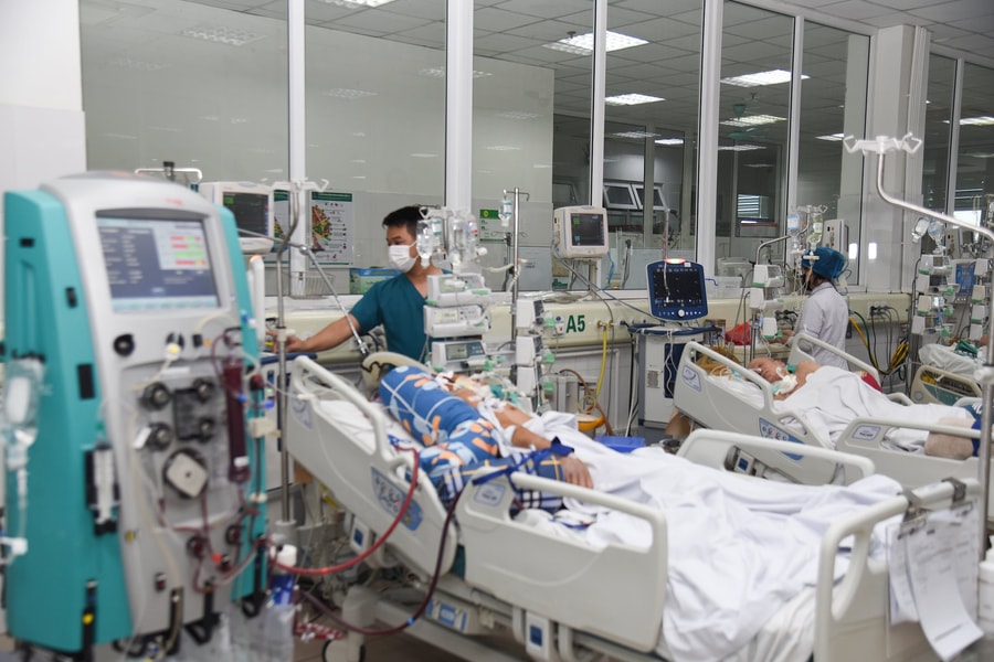 Sức khỏe tuần qua: Cảnh báo dịch COVID-19 và chiến đấu không khoan nhượng với thuốc giả, thực phẩm giả