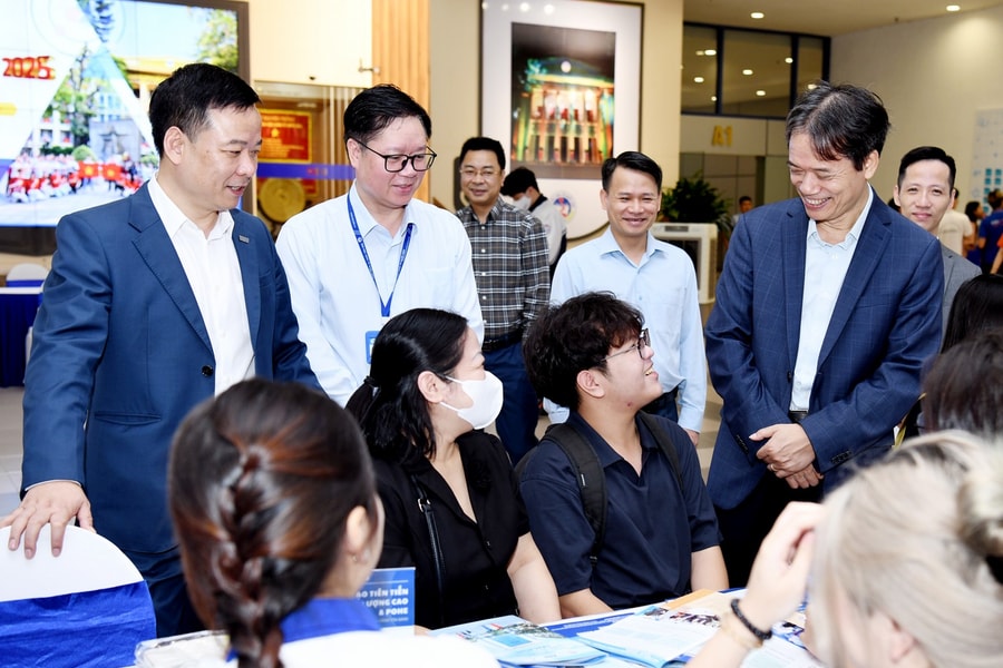 3.500 học sinh, phụ huynh tham dự Ngày hội Tư vấn tuyển sinh 2025 của ĐH Kinh tế Quốc dân