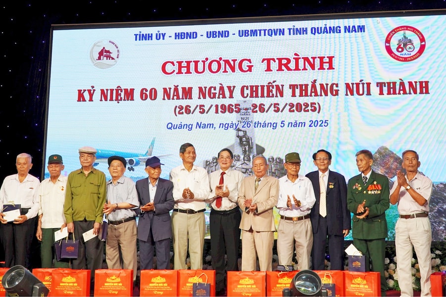 Phó Chủ tịch Quốc hội Nguyễn Đức Hải cùng các cựu chiến binh từng tham gia trận đánh Núi Thành.