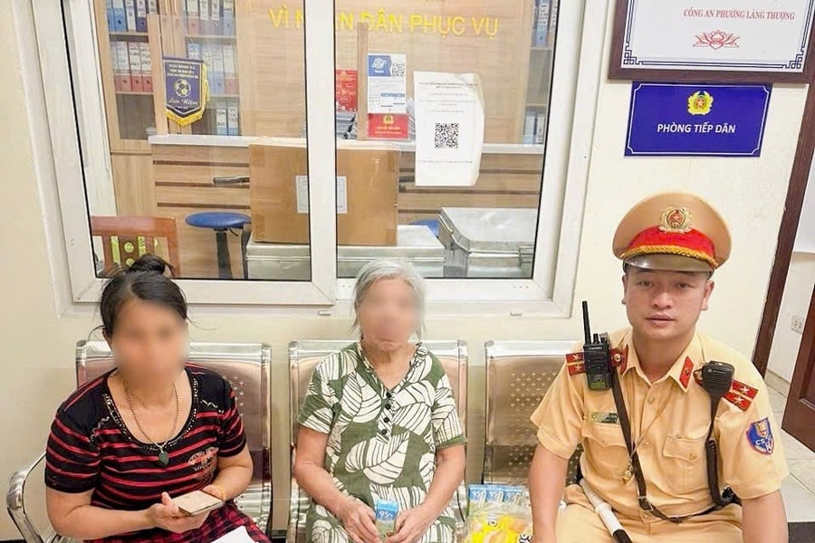 Công an Hà Nội nhanh chóng hỗ trợ bà cụ đi lạc về với gia đình