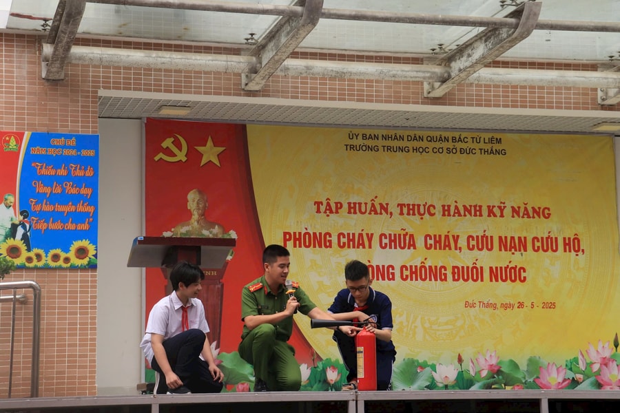 Hơn 400 học sinh trường THCS Đức Thắng được tập huấn thực hành kỹ năng phòng cháy chữa cháy
