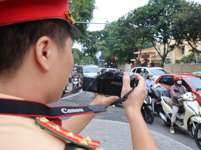 Cảnh sát giao thông Hà Nội đứng ghi hình tại nhiều tuyến đường để "phạt nguội"