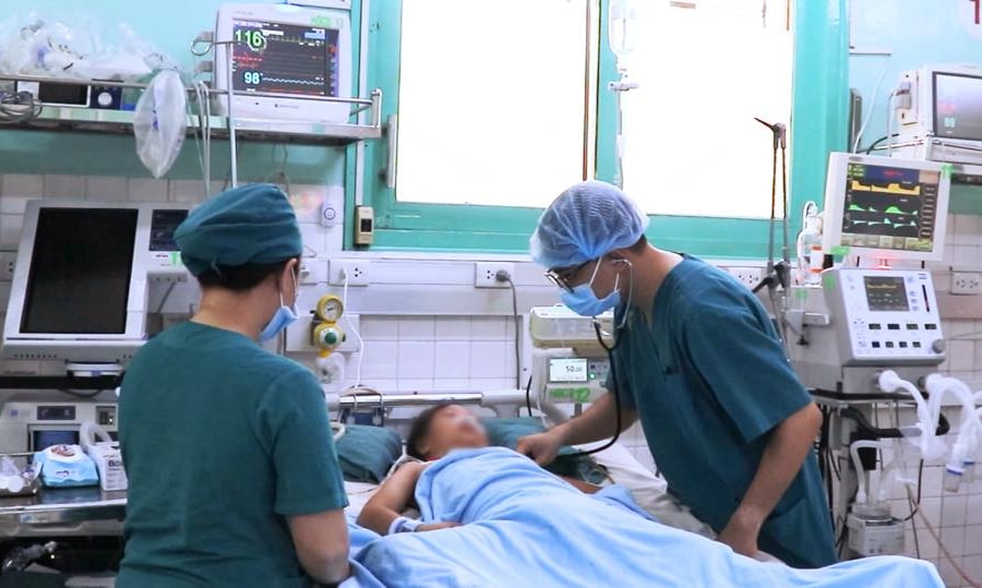 Cứu sống bé gái 8 tuổi bị cuốn toàn thân vào cửa cuốn khi đang chơi đùa