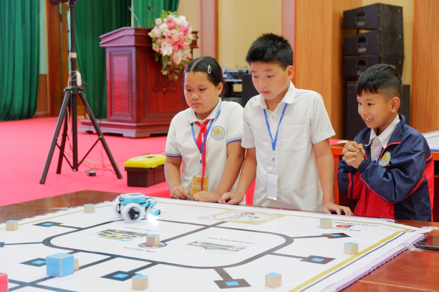 Học sinh xã đặc biệt khó khăn vô địch cuộc thi robotics huyện nghèo Bình Gia, Lạng Sơn