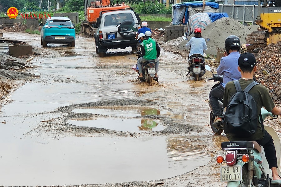 Dự án cứng hóa kênh La Khê chậm tiến độ: Người dân khổ sở vì đường hư hỏng, xuất hiện hàng loạt “ổ trâu, ổ gà”