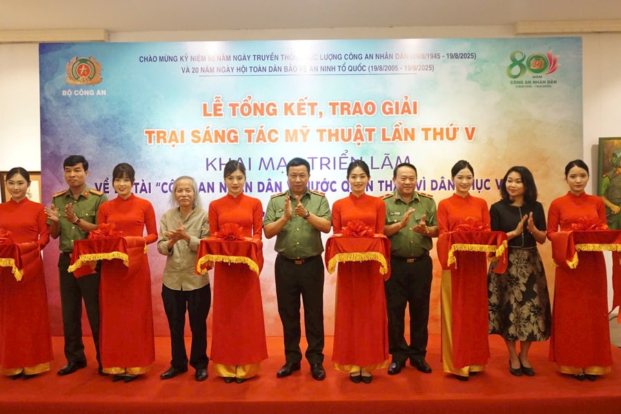 Trao giải sáng tác mỹ thuật đề tài Công an nhân dân