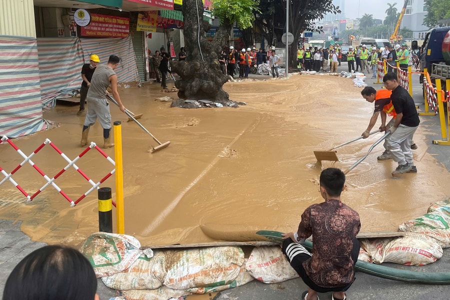 Bùn phun trào ngay giữa phố Cát Linh