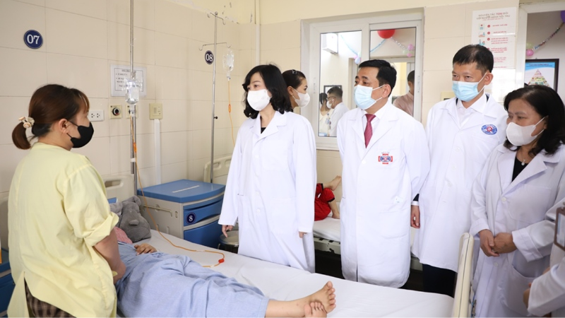 Bộ trưởng Bộ Y tế Đào Hồng Lan thăm, tặng quà, động viên các bệnh nhi đang điều trị tại Bệnh viện K