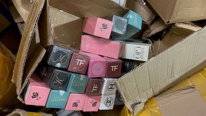 Phát hiện kho nước hoa nghi giả thương hiệu nổi tiếng giữa phố cổ Hà Nội