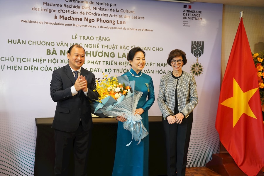 TS. Ngô Phương Lan được trao tặng Huân chương Văn học và Nghệ thuật của Pháp