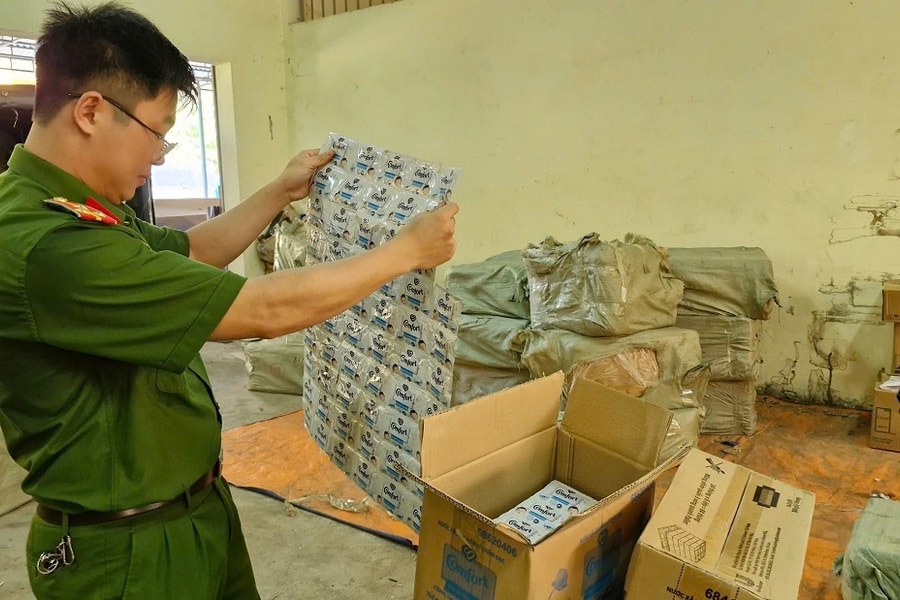 Phát hiện đường dây buôn bán kem đánh răng, dầu gội, nước xả giả mạo các nhãn hiệu