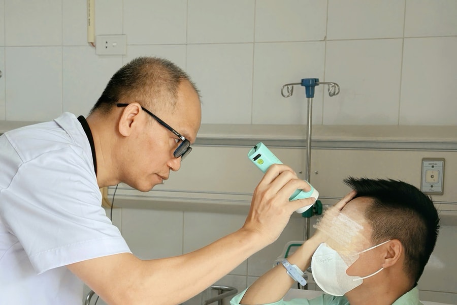 Thẩm mỹ từ spa người quen, nam bệnh nhân có nguy cơ mù lòa