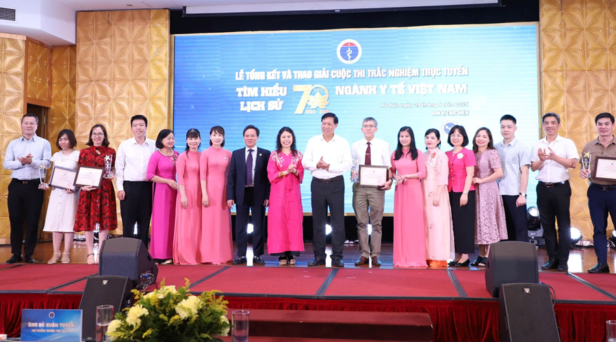 Trao giải Cuộc thi trắc nghiệm 'Tìm hiểu lịch sử 70 năm ngành y tế Việt Nam'