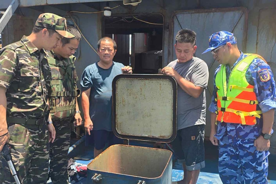 Bắt giữ tàu cá vận chuyển 75m³ chất lỏng nghi là dầu DO trị giá 1,3 tỷ đồng