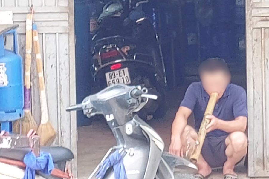 Ngồi hút thuốc lào gần bình gas, người đàn ông bị xử phạt