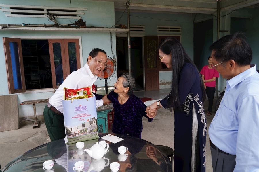 Phó Chủ tịch Quốc hội, Thượng tướng Trần Quang Phương thăm, tặng quà các gia đình chính sách tại Quảng Ngãi