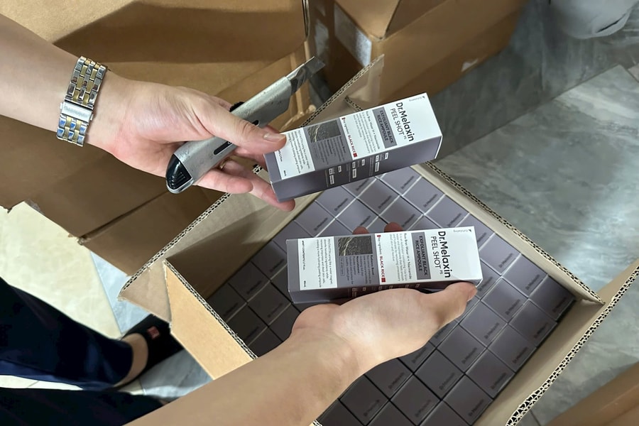 Cảnh sát kinh tế kiểm tra kho mỹ phẩm Hàn Quốc của Công ty Ngân Korea