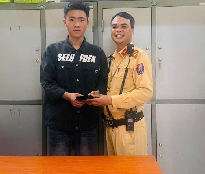 Cảnh sát giao thông trả lại ví có nhiều giấy tờ quan trọng cho người dân