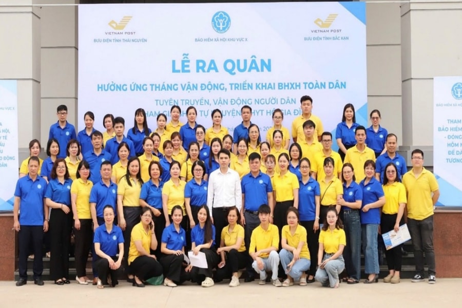 Lãnh đạo, cán bộ công chức viên chức BHXH Khu vực X và Bưu điện tỉnh Thái Nguyên tại Lễ ra quân tháng 5.  Ảnh: Minh Huế