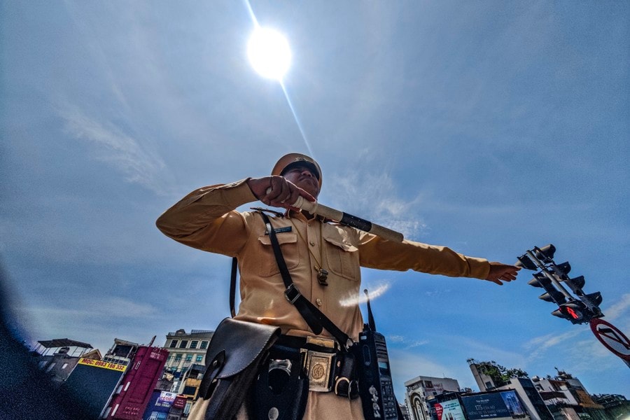 Cảnh sát giao thông Hà Nội đội nắng nóng 45 độ bám chốt đảm bảo an toàn giao thông