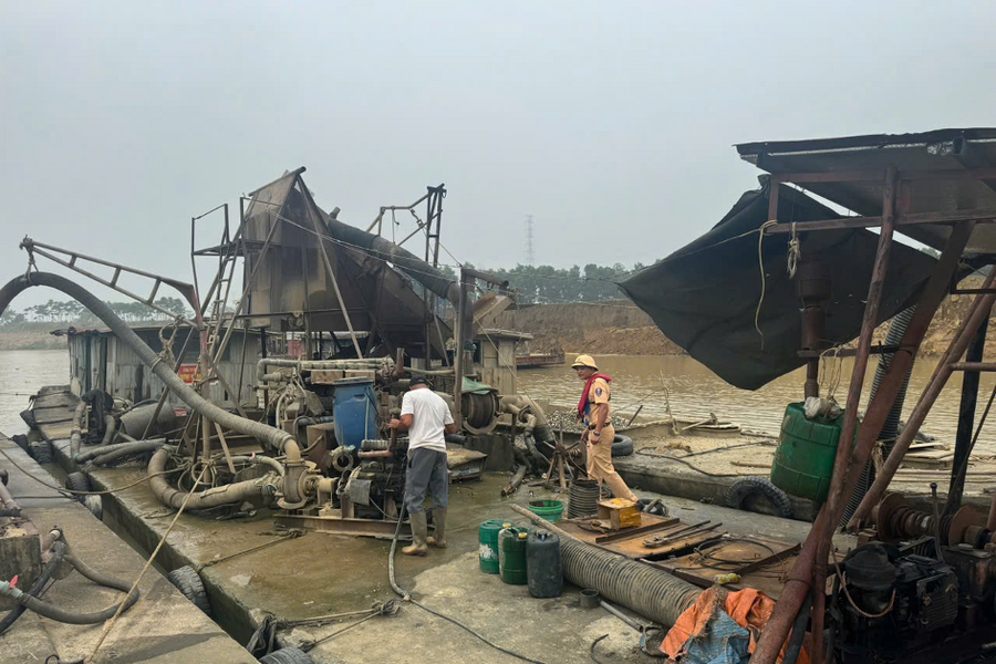 Bắc Giang: Tuyên truyền, xử phạt nhiều trường hợp vi phạm trong ngày ra quân xử lý phương tiện lắp thiết bị bơm, hút, vận chuyển cát, sỏi trên đường thuỷ