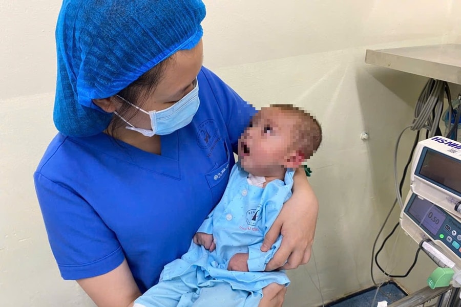 Vượt hơn 1.000 km, vợ chồng bác sĩ người Lào đưa con sang Việt Nam mổ tim