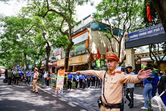Cảnh sát giao thông Hà Nội luôn sẵn sàng hỗ trợ, tiếp sức thí sinh "vượt vũ môn"