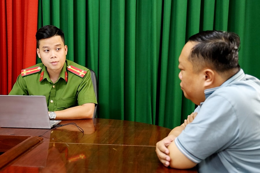 Tạm giữ hình sự đối tượng làm giả giấy phép khai thác mỏ cát tại An Giang