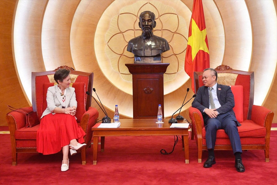 Phó Chủ nhiệm Ủy ban Quốc phòng, An ninh và Đối ngoại Nguyễn Mạnh Tiến tiếp Đại sứ Ba Lan