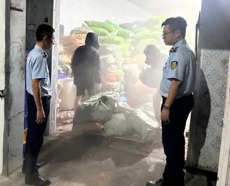 Quảng Ninh: Hơn 12 tấn chân gà bốc mùi chờ tuồn ra thị trường