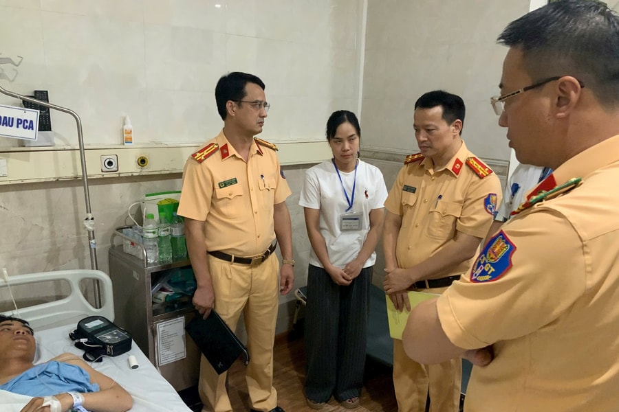 Đại diện Cục Cảnh sát giao thông thăm, động viên cán bộ, cảnh sát bị thương khi làm nhiệm vụ