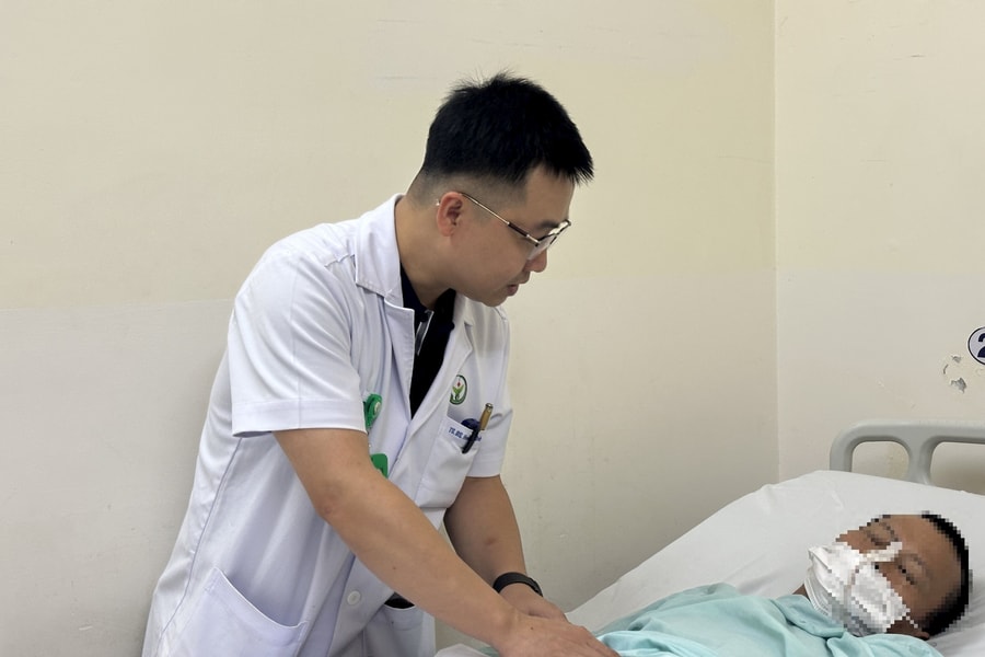 Người đàn ông thủng trực tràng phức tạp do vòi xịt khô nén khí