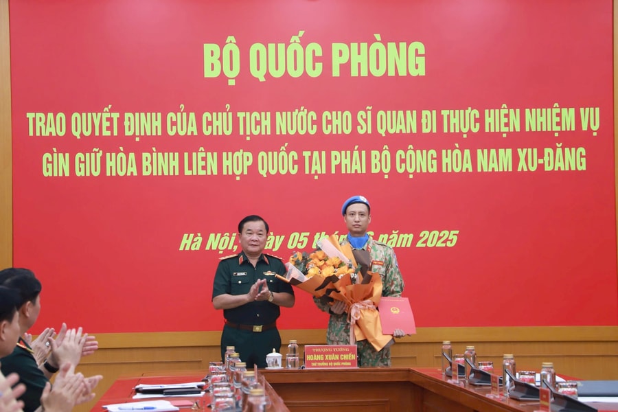 Trao Quyết định của Chủ tịch nước cho sĩ quan làm nhiệm vụ gìn giữ hòa bình Liên Hợp Quốc
