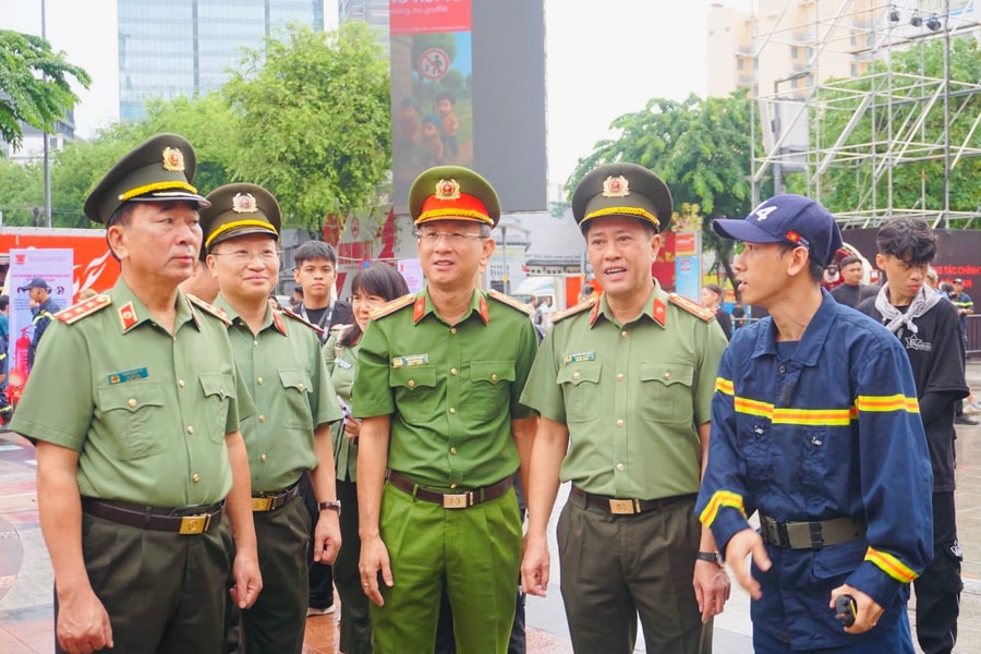 Thứ trưởng Bộ Công an Trần Quốc Tỏ thăm và kiểm tra Chương trình Vinh quang Công an nhân dân Việt Nam