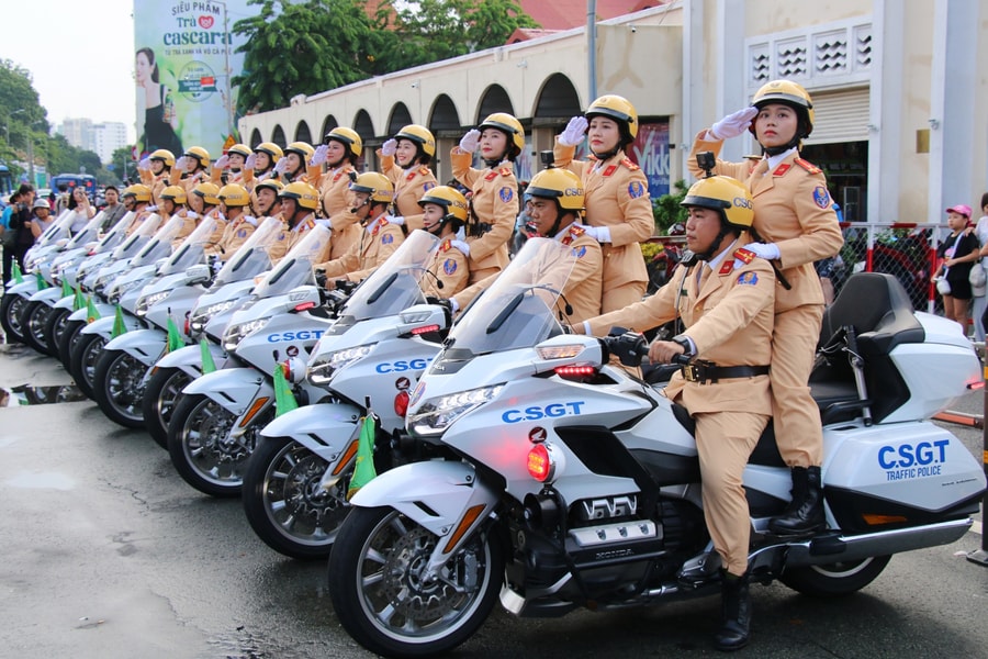 Những "bông hồng thép” biểu diễn kỹ năng điêu luyện trên siêu mô tô dẫn đoàn