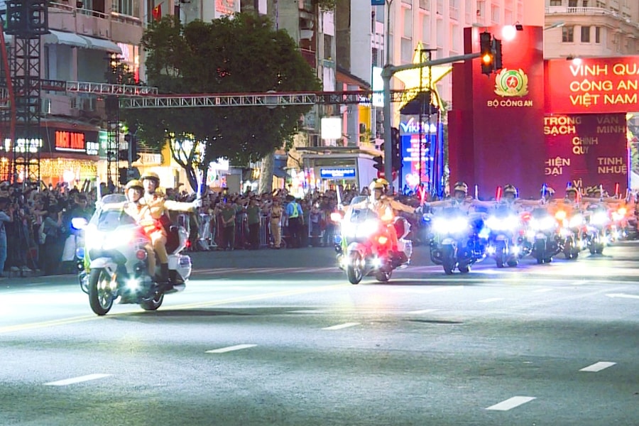 Ấn tượng những "bóng hồng" CSGT tham gia biểu diễn mô tô đặc chủng