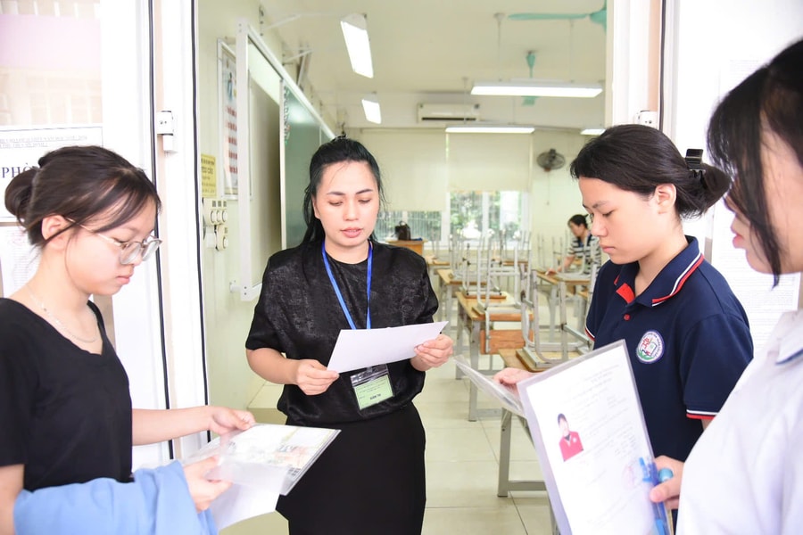 Hà Nội: 1 thí sinh bị đình chỉ vì mang điện thoại vào phòng thi lớp 10