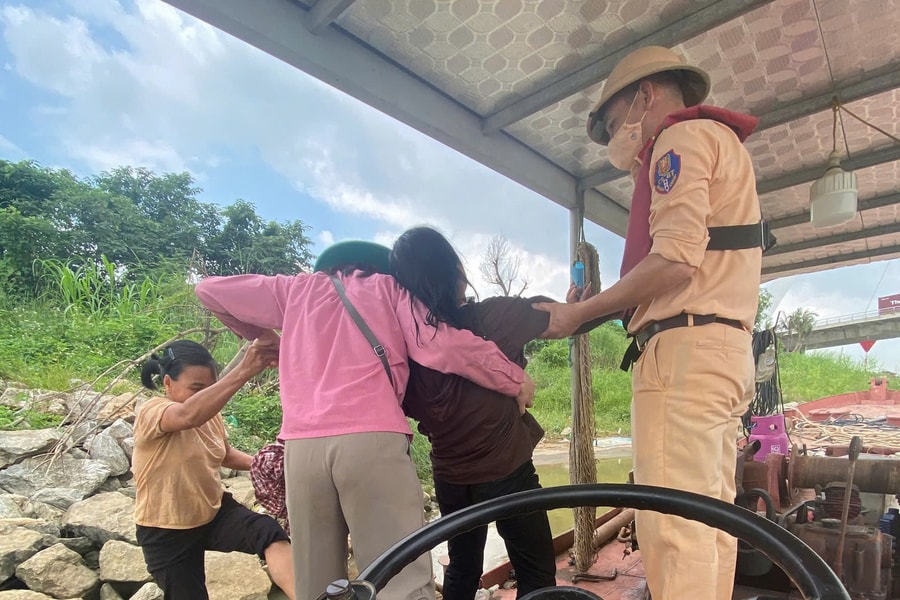 Thủy đoàn 1 kịp thời cứu người phụ nữ nhảy cầu trên sông Đuống