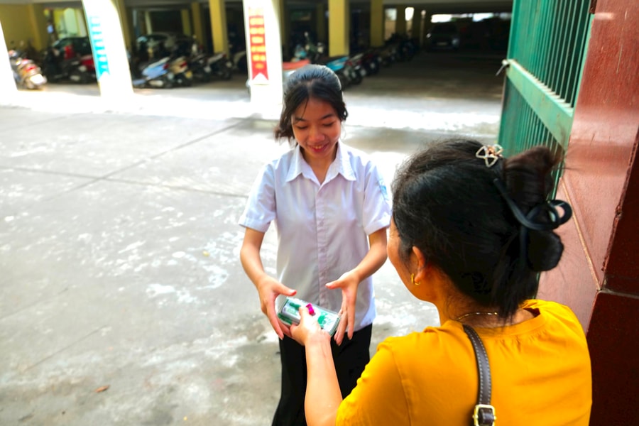 Hà Nội: Màn "cứu trợ đặc biệt" của phụ huynh vì sự đãng trí của thí sinh trước môn thi cuối vào lớp 10