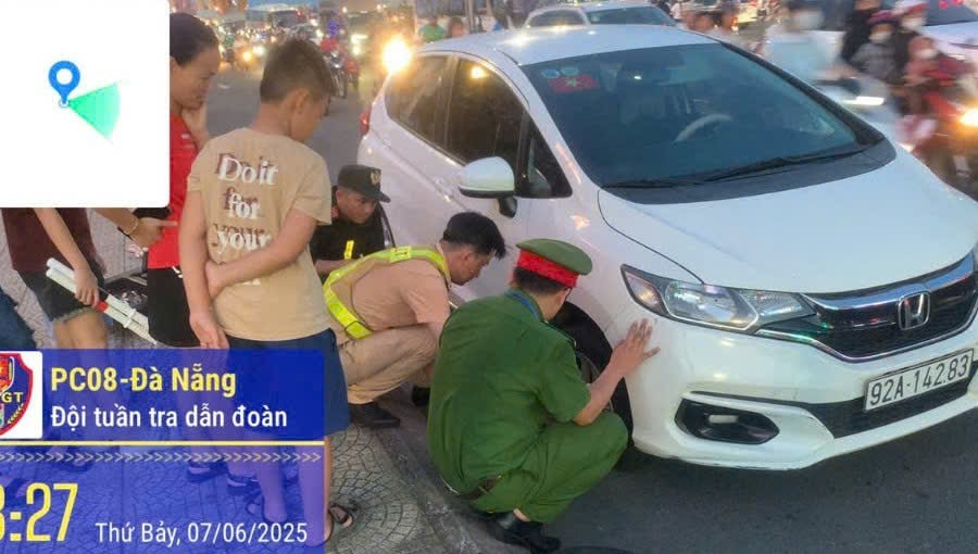 CSGT Đà Nẵng kịp thời hỗ trợ người dân gặp sự cố trên cầu Rồng