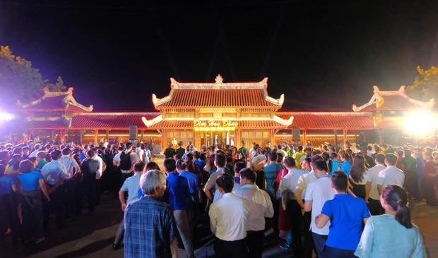 Thả hoa đăng tri ân các anh hùng liệt sĩ trên dòng sông Thạch Hãn