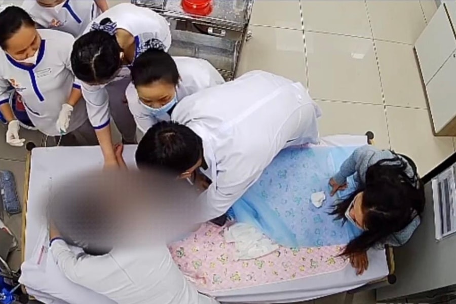 Xúc động khoảnh khắc bác sĩ cứu sống bé trai giữa cơn nguy kịch