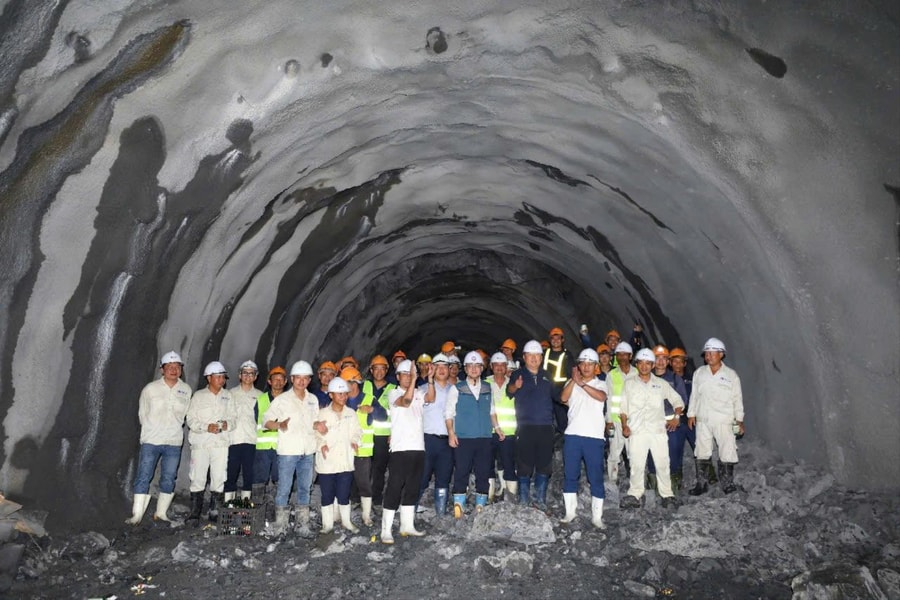 Quảng Bình: Thông hầm số 1 dự án cải tạo đường sắt Khe Nét