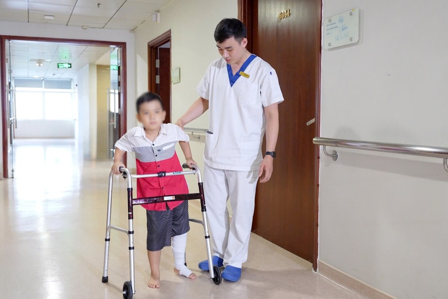 Lần đầu tiên Việt Nam thay toàn bộ xương đùi cho bệnh nhi ung thư bằng vật liệu in 3D