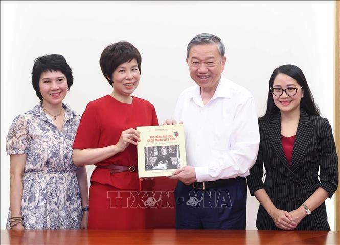 TTXVN trân trọng tặng Tổng Bí thư Tô Lâm sách ảnh 100 năm Báo chí Cách mạng Việt Nam